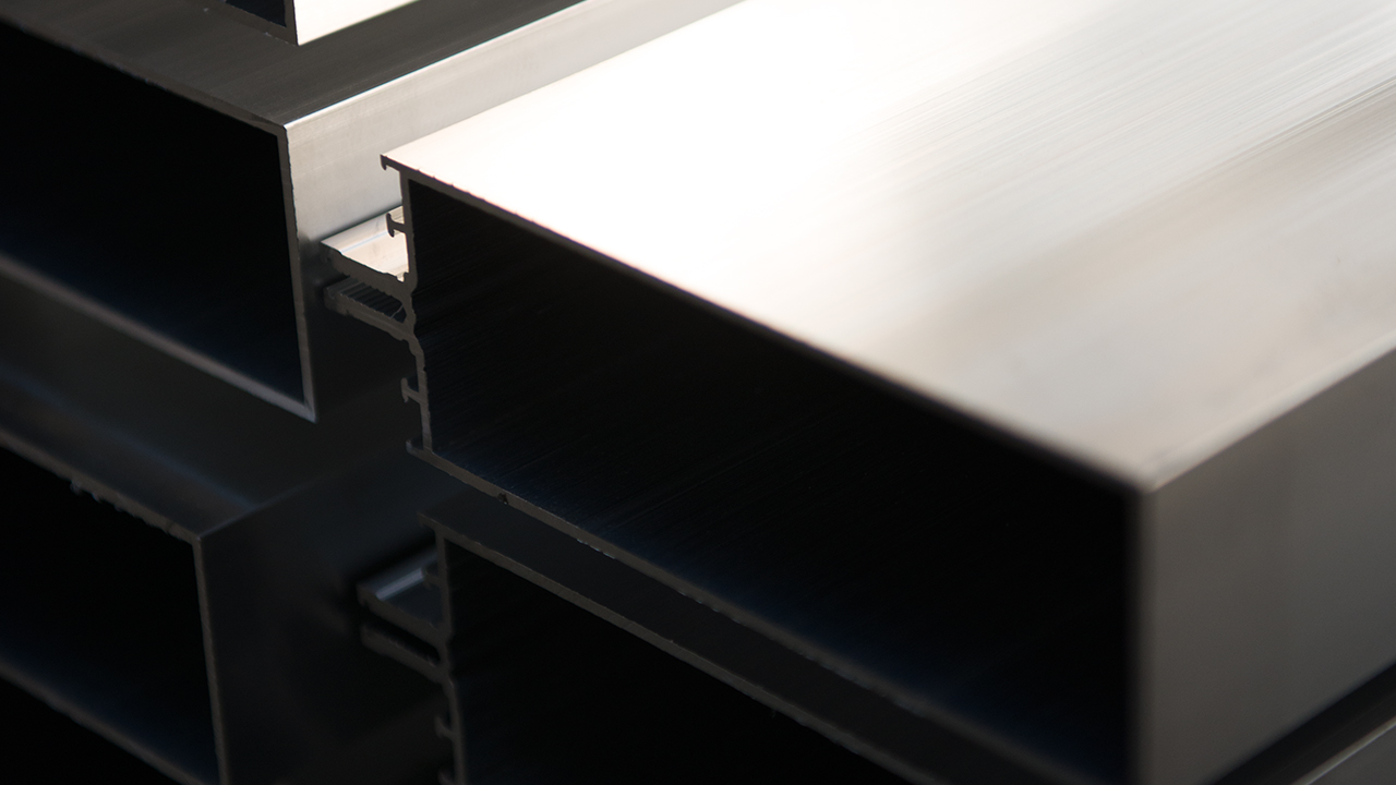 Sections de profilés en aluminium et détail d’une surface métallique